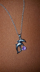 Lantisor placat cu argint cu pandantiv de delfini cu piatra mov/violet foto