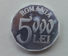 5000 lei 2004 cu luciu de batere moneda rara Romania monede bani vechi foto