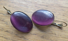 Cercei tip arc, baza de bronz cu cabochon ochi de pisica violet foto