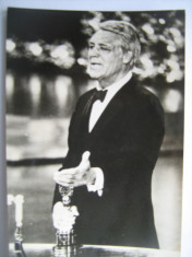 Film/Cinema - Carte postala actori Cary Grant la decernarea premilor Oscar foto