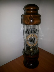Recipient vechi ,scotian,din sticla cu lemn si robinet pentru whisky foto
