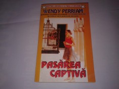WENDY PERRIAM - PASAREA CAPTIVA foto