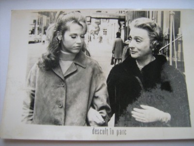 Fotografie originala film, anii 80 - Descult in parc foto
