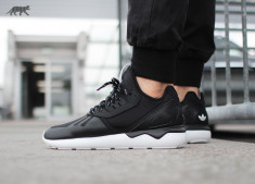 ADIDASI ADIDAS TUBULAR - ADIDASI ORIGINALI foto