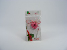 Martisor Brosa Crosetat Manual Floare Roz cu Biluta Neagra foto