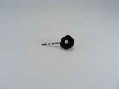 Agrafa de par floare neagra cu perla alba de fetite crosetata manual Buticcochet foto