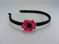 Cordeluta neagra cu floare roz bonbon si perla neagra de dama crosetata manual Buticcochet foto