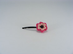 Agrafa de par cu floare roz colors de dama crosetata manual Buticcochet foto