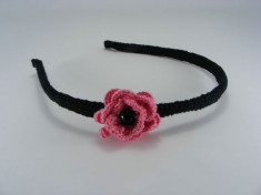 Cordeluta neagra cu floare roz si perla neagra de dama crosetata manual Buticcochet foto