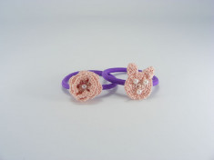 Set elastice de par cu floare si urs roz pal de fetite crosetate manual Buticcochet foto
