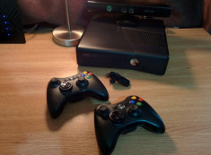 Consola Xbox 360 320 GB, senzor Kinect si 2 controllere foto