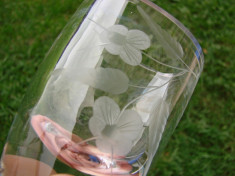 Frumaosa vaza in miniatura din cristal gravat cu motive florale foto