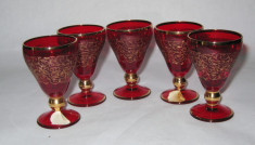 5 pahare mici din cristal rosu rubiniu Bohemia gravate si suflate cu aur foto