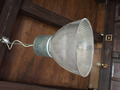 Lampa , proiector suspendat.Iluminat industrial. foto
