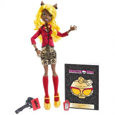 Papusa Monster High Clawdia Wolf pe Covorul Negru foto