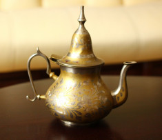 Ceainic vechi islamic din alama gravat cu model oriental de colectie foto