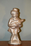 Statueta / bibelou ceramica / gips vopsit in argintiu, om/pitic cu chitara, 16cm