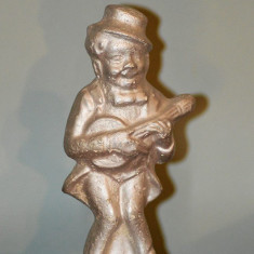 Statueta / bibelou ceramica / gips vopsit in argintiu, om/pitic cu chitara, 16cm