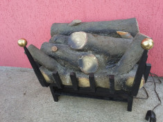 Aranjament de lemne arzand cu jar,pe suport din fier forjat foto