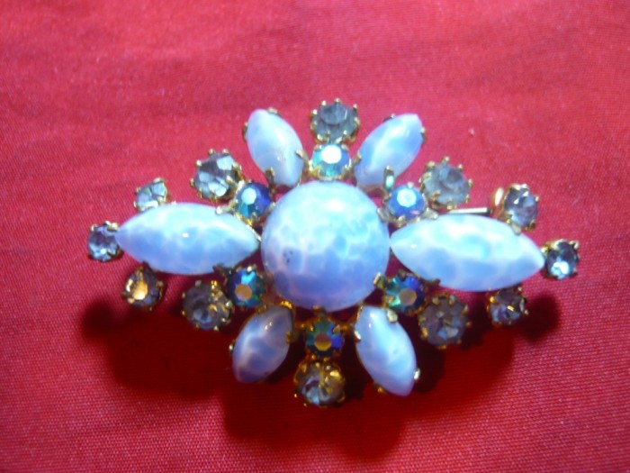 Brosa veche cu strasuri bleu ,pe cadru metal aurit ,L= 5 cm Brosa veche cu strasuri bleu ,pe cadru metal aurit ,L= 5 cm