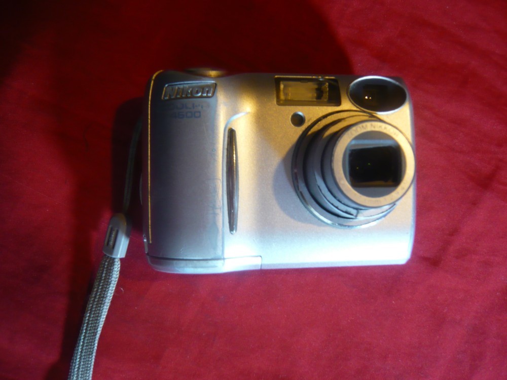 Aparat Foto Digital Nikon Coolpix E4600 ,functional, 8,5x6 cm arhiva