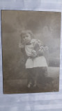 FOTOGRAFIE VECHE - FETITA CU BUCHET DE FLORI - INCEPUTUL ANILOR 1900