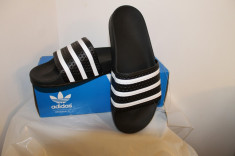 Papuci adidas (Adilette). foto