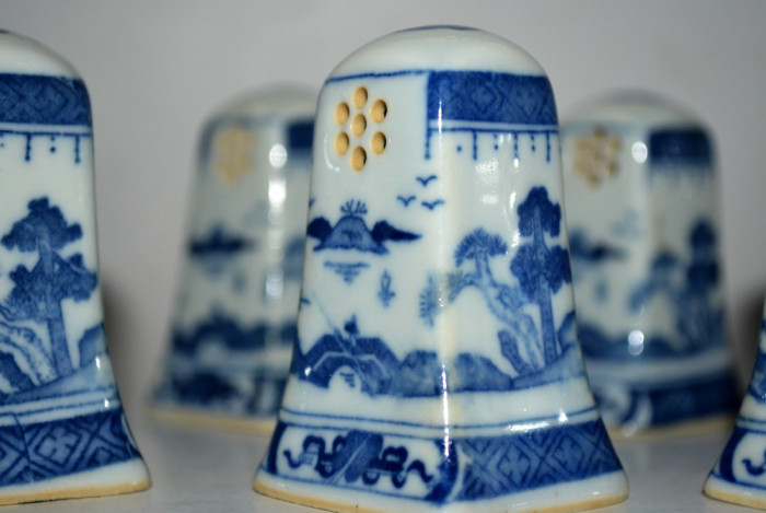 Lot solnite/solnita pentru piper si sare din portelan decorate in stil chinezesc