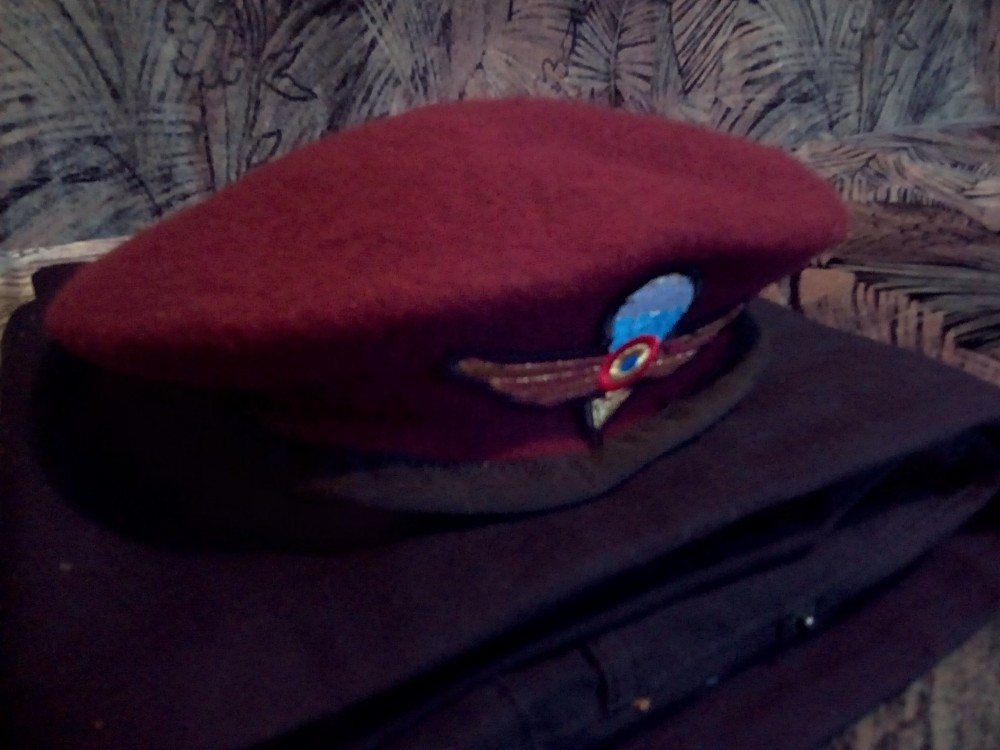 Bereta militara de parasutist | arhiva Okazii.ro