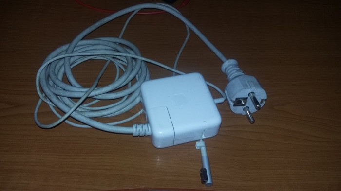 INCARCATOR APPLE 14,5 V-3,1 A . PENTRU LEPTOP .