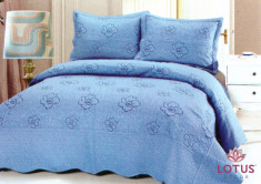 Cuvertura de pat bleu, cu 2 fete de perna foto