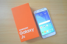 Samsung Galaxy J5 dual sim 2015 nou + folie sticla / alb / negru foto