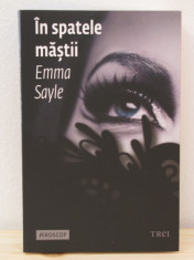 IN SPATELE MASTII -EMMA SAYLE foto