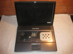 carcasa completa cu balamale laptop HP 550 , CU ZGARIETURI ,fara alte defecte foto
