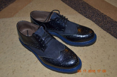 Pantofi din piele albastri foto