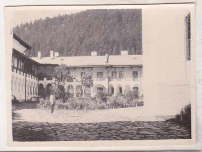 bnk foto - Curtea interioară a Mănăstirii Agapia (chilii) - anii `60 foto