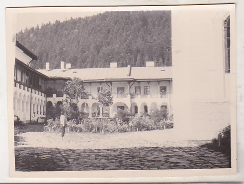 bnk foto - Curtea interioară a Mănăstirii Agapia (chilii) - anii `60