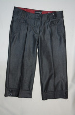 Pantalon elegant trei-sferturi, de culoare gri, din material lucios foto