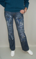 Blue jeans femei decorati cu o broderie foto