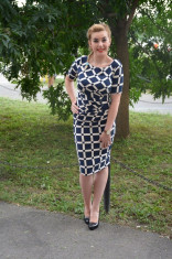 Rochie bleumarin cu design de forme geometrice si fronseuri foto