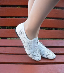 Pantof alb cu talpa joasa, din piele moale cu model de perforatii foto