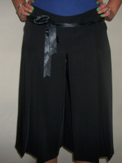 Pantaloni trei-sferturi, cu o panglica lucioasa in talie, negri foto