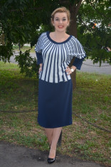 Rochie de zi de culoare bleumarin cu design de dungi oblice foto