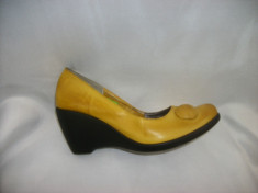 Pantof casual ,cu platforma , galben si accesoriu tip nasture foto