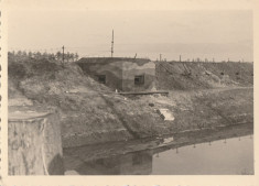 Fotografie veche buncar din anii 40, fotografie WW2 cazemata foto