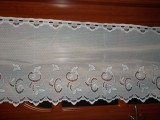 Cumpara ieftin PERDEA TIP PANOU ALBA CU MODEL FLORAL --1,55m/0,45m.