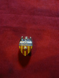 Insigna veche a Echipei de Fotbal Valencia CF Spania ,metal si email ,h= 1,5 cm