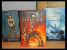 Licia Troisi - TRILOGIA &amp;quot;Cronicile lumii pamantene&amp;quot; (FANTASY) foto