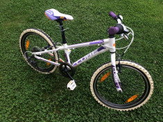 BICICLETA CUBE KID 200 GIRL Violet Portocaliu, 7 viteze foto