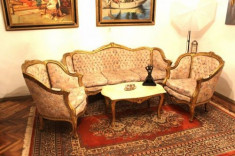 Frumos salon de lux francez canapea.fotolii si masa cu placa din marmura foto